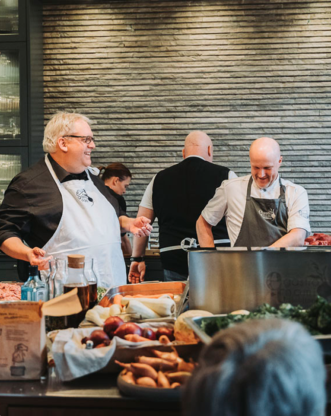 Matlagningsaktivitet hos Egastronomi Trilobiten – kombinera boende i Kumla med en kul och lärorik upplevelse ledd av våra kockar.