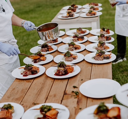 Vällagade rätter och noggrant upplagd cateringmat från Egastronomi, förberedd för servering vid event och tillställningar.